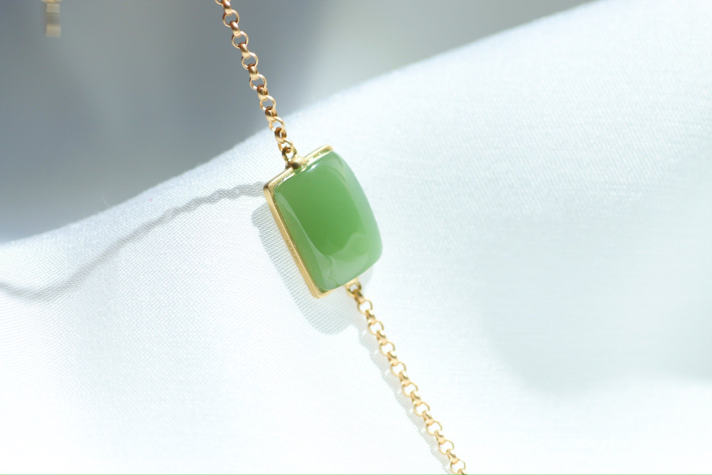 Pulsera de eslabones rectangulares de jade verde con engaste de oro