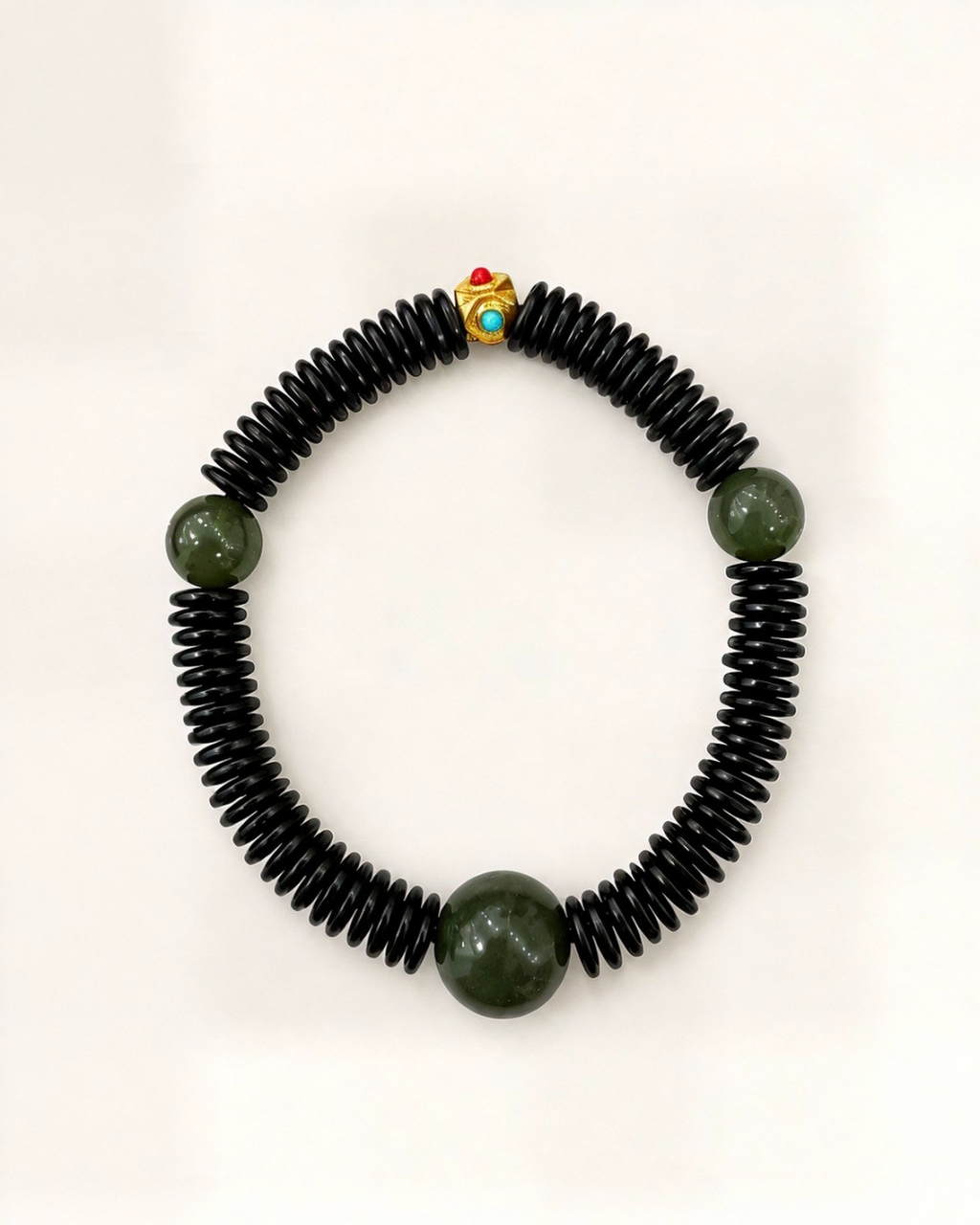 Órbita places three natural green nephrite jade beads among dark bodhi discs.